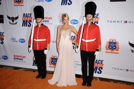 celebrity_paradise.comParisHilton_TheElder_5.jpg