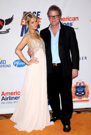 celebrity_paradise.comParisHilton_TheElder_9.jpg