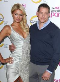 Paris_Hilton_at_The_World_According_To_Paris_premiere_at_the_Roosevelt_Hotel_0316.jpg