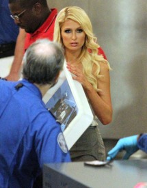 celebrity_paradise.com_TheElder_ParisHilton2011_05_27_arrivingforaflightatLAXairport10.jpg