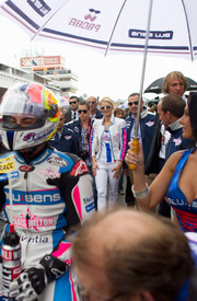 celebrity_paradise.com_TheElder_ParisHilton2011_06_05_beforetheSpanishGrandPrixattheMontmelo38.jpg
