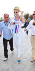 th_celebrity_paradise.com_TheElder_ParisHilton2011_06_05_beforetheSpanishGrandPrixattheMontmelo46.jpg