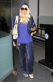celebrity_paradise.com_TheElder_ParisHilton2011_06_16_arrivingatLAXAirport16.jpg
