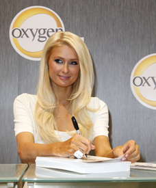 celebrity_paradise.com_TheElderParisHilton2011_06_15_TheCableShow2011_Day2inChicago_6.jpg