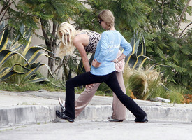 celebrity_paradise.com_TheElder_ParisHilton2011_06_17_runningwithhersisterNickyinBeverlyHills16.jpg