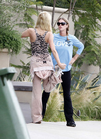 celebrity_paradise.com_TheElder_ParisHilton2011_06_17_runningwithhersisterNickyinBeverlyHills18.jpg