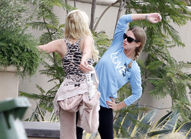 celebrity_paradise.com_TheElder_ParisHilton2011_06_17_runningwithhersisterNickyinBeverlyHills21.jpg
