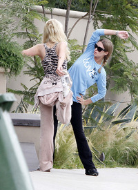 celebrity_paradise.com_TheElder_ParisHilton2011_06_17_runningwithhersisterNickyinBeverlyHills22.jpg