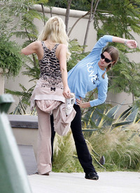 celebrity_paradise.com_TheElder_ParisHilton2011_06_17_runningwithhersisterNickyinBeverlyHills23.jpg