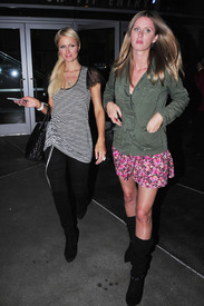 celebrity_paradise.com_TheElder_ParisHilton10.jpg
