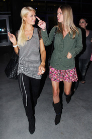 celebrity_paradise.com_TheElder_ParisHilton19.JPG