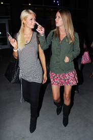 celebrity_paradise.com_TheElder_ParisHilton20.JPG