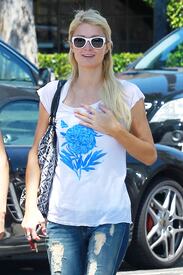 celebrity_paradise.com_TheElder_ParisHIlton2011_06_24_lunchattheBeverlyGlenDeliinLosAngeles9.jpg