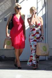 Paris_Hilton_out_and_about_in_LA_001_123_224lo.jpg