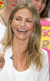 celebrity_paradise.com_TheElder_CameronDiaz2011_06_20_AppearingOnGoodMorningAmericainNY34.jpg