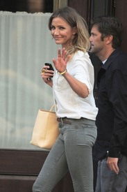 celebrity_paradise.com_TheElder_CameronDiaz2011_06_21_leavesherdowntownhotelinNewYork1.JPG