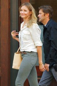 celebrity_paradise.com_TheElder_CameronDiaz2011_06_21_leavesherdowntownhotelinNewYork10.jpg