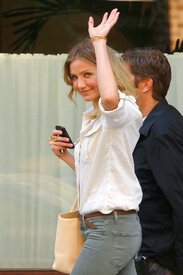 celebrity_paradise.com_TheElder_CameronDiaz2011_06_21_leavesherdowntownhotelinNewYork11.jpg