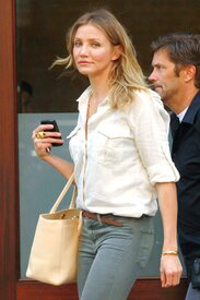celebrity_paradise.com_TheElder_CameronDiaz2011_06_21_leavesherdowntownhotelinNewYork5.jpg