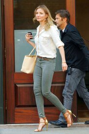 celebrity_paradise.com_TheElder_CameronDiaz2011_06_21_leavesherdowntownhotelinNewYork6.jpg