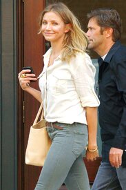 celebrity_paradise.com_TheElder_CameronDiaz2011_06_21_leavesherdowntownhotelinNewYork9.jpg