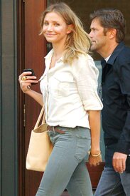 celebrity_paradise.com_TheElder_CameronDiaz2011_06_21_leavesherdowntownhotelinNewYork9.jpg