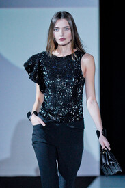 Emporio_Armani_Fall_2011_f_Iii_HJTZw8nx.jpg