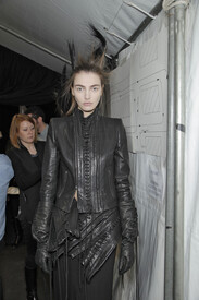 Ann_Demeulemeester_Fall_2011_Backstage_0i6rg_Ip_HX.jpg