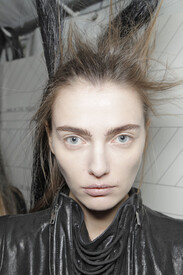 Ann_Demeulemeester_Fall_2011_Backstage_BXG9_J_Ejw.jpg