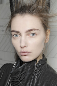 Ann_Demeulemeester_Fall_2011_Backstage_dz-ew_ZQ1i.jpg