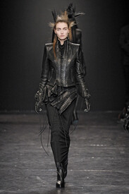 Ann_Demeulemeester_Fall_2011_i_R2_UAv9_T_Vrx.jpg