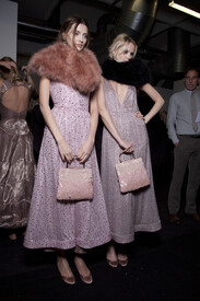 Giorgio_Armani_Fall_2011_Backstage_8_Ny_Hx_BXrhf_Ox.jpg