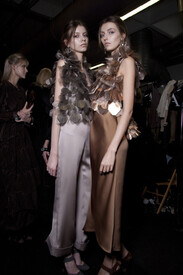 Giorgio_Armani_Fall_2011_Backstage_i_Ka6g_Jmmc_Dox.jpg