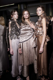 Giorgio_Armani_Fall_2011_Backstage_N5_Azmj_OVUk_Bx.jpg