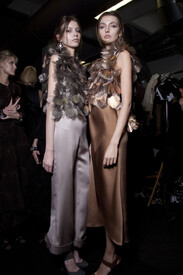 Giorgio_Armani_Fall_2011_Backstage_Rt_JSogvt_N-_Tx.jpg