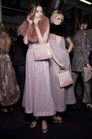 Giorgio_Armani_Fall_2011_Backstage_s0_WIBvu_XIISx.jpg