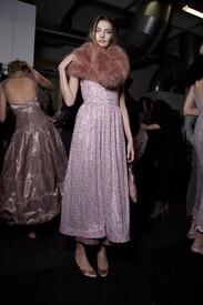 Giorgio_Armani_Fall_2011_Backstage_Zw_E8_RE5_T6_TZx.jpg