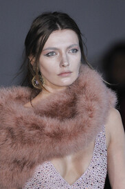 Giorgio_Armani_Fall_2011_Details_MNWdd_ACgqh_Fx.jpg