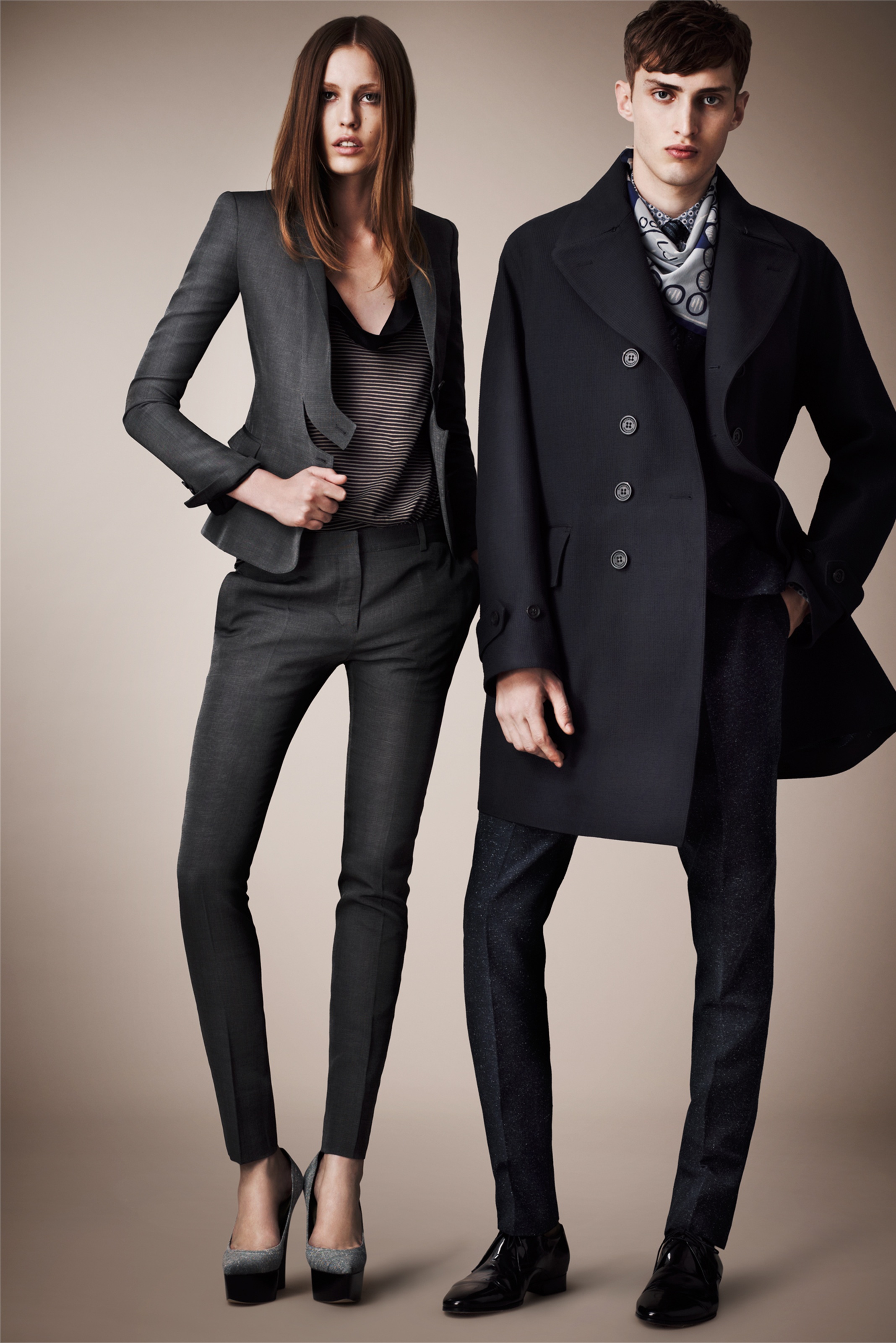 Костюм унисекс. Burberry Prorsum коллекция 2013. Классический стиль одежды. Классическая одежда для девушек. Модель в классическом костюме.