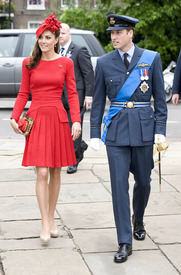 1Catherine-Duchess-Cambridge-Thames-River-Pageant-Alexander-McQueen-06032012.jpg