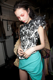 Vivienne_Westwood_Fall_2012_Backstage_-_DXrw_GTy8_C.jpg