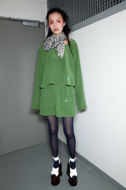 Vivienne_Westwood_Fall_2012_Backstage_k7_E9q_Tl_Q4_S.jpg