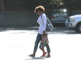 Halle Berry drops off her daughter at school in LA 8.6.2012_01.jpg