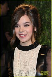 hailee-steinfeld-vanity-fair-oscars-party-02.jpg