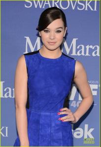 hailee-steinfeld-rose-mcgowan-crystal-lucy-awards-2013-red-carpet-02.jpg