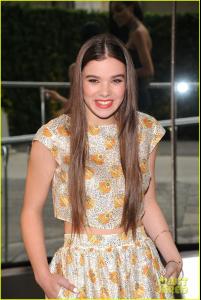 hailee-steinfeld-douglas-booth-cfda-fashion-awards-2013-04.jpg