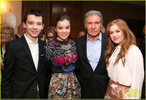 hailee-steinfeld-isla-fisher-cinemacon-cuties-35.jpg