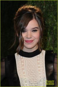 hailee-steinfeld-vanity-fair-oscars-party-04.jpg