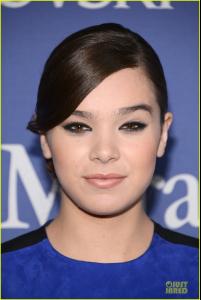 hailee-steinfeld-rose-mcgowan-crystal-lucy-awards-2013-red-carpet-08.jpg