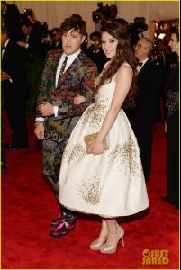 hailee-steinfeld-met-ball-2013-red-carpet-03.jpg